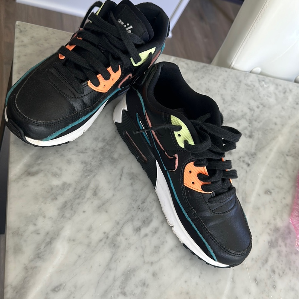 Gently used Nike so max girls women size 5.5 Y